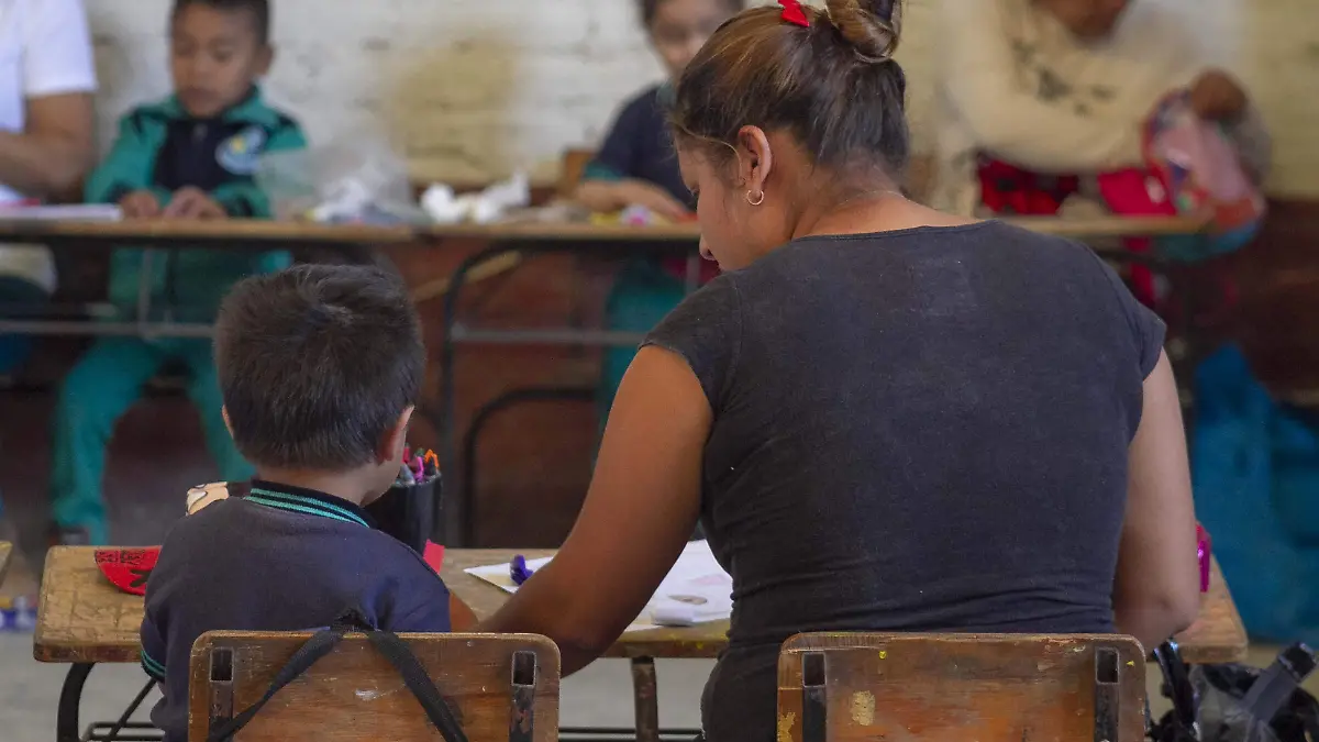 Mobiliario, pintura e infraestructura es lo que más piden los plateles comunitarios. Foto César Ortiz.